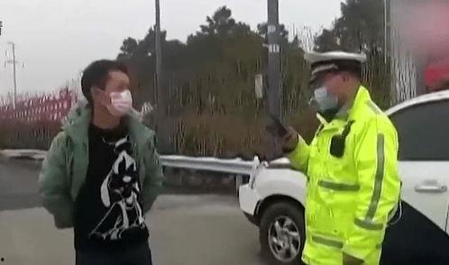 警司蹲路边吃瓜,悠闲吃瓜背后的故事