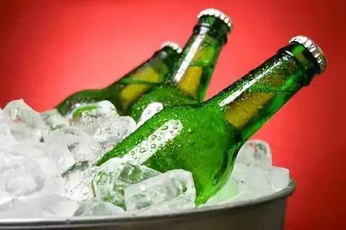 吃小瓜喝冰镇啤酒,吃小瓜饮冰啤，尽享清凉时光