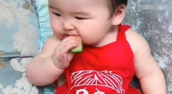 吃瓜爸爸指导儿子,培养孩子独立思考的智慧之路