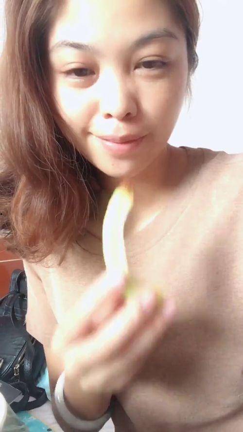 表姐在家吃瓜,温馨家庭时光