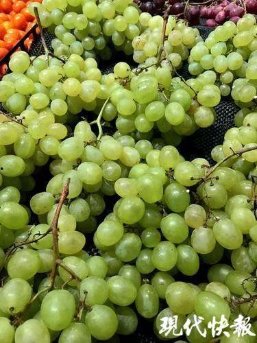 吃瓜和葡萄的孩子,童趣盎然时