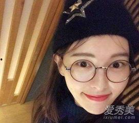 黑色眼镜妹吃瓜