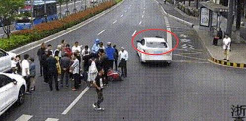 吃瓜群众车祸,惊心动魄瞬间引关注